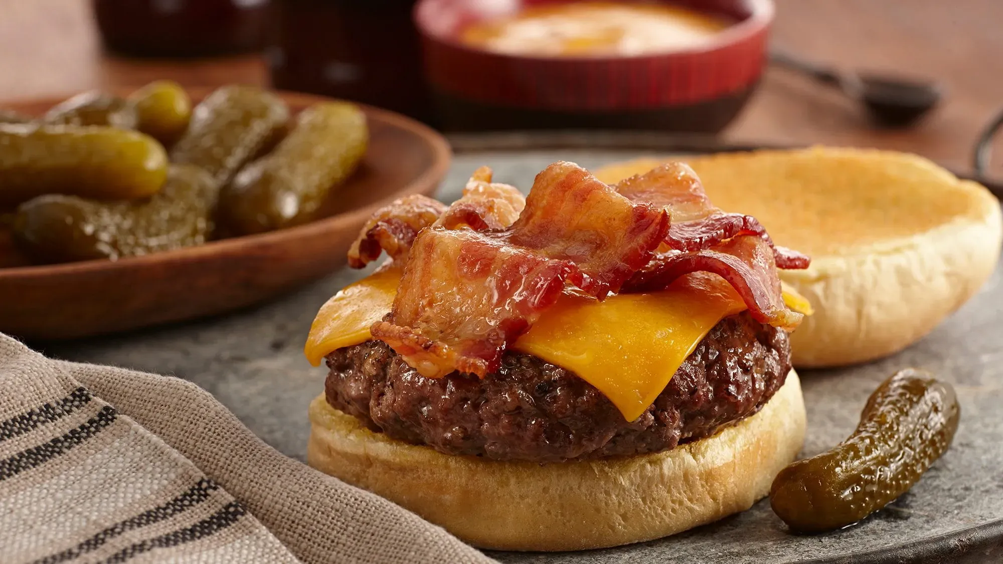 montreal-steak-bacon-cheeseburgers_2000x1125
